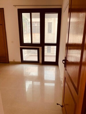 Room in 3 BHK Builder Floor at Unitech South City II, Sector 50 – for Rent
