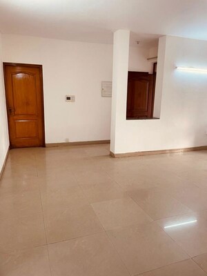 Room in 3 BHK Builder Floor at Unitech South City II, Sector 50 – for Rent