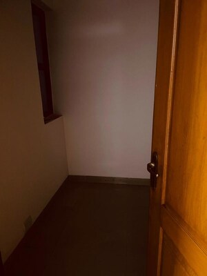 Room in 3 BHK Builder Floor at Unitech South City II, Sector 50 – for Rent