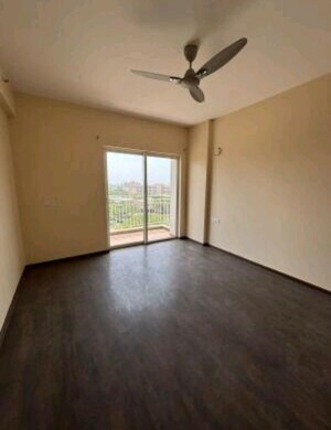 Room in 3 BHK Apartment at Experion Capital, Gomti Nagar – for Rent