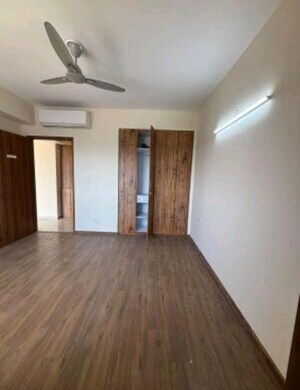 Room in 3 BHK Apartment at Experion Capital, Gomti Nagar – for Rent