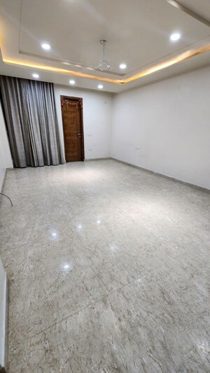 Room in 3 BHK Builder Floor at Uppal Southend, Sector 49 – for Rent