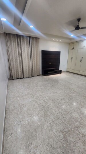 Room in 3 BHK Builder Floor at Uppal Southend, Sector 49 – for Rent