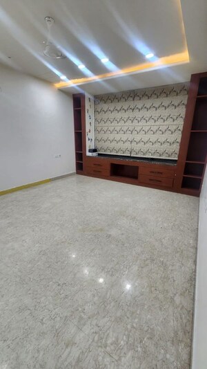 Room in 3 BHK Builder Floor at Uppal Southend, Sector 49 – for Rent
