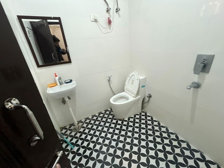Bathroom, sector 56 2 Bedroom 94 Sq.Yd. Builder Floor In Sector 56 Gurgaon 10705398