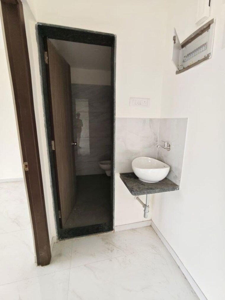 Bathroom, metropolis-bayside 1 Bedroom 370 Sq.Ft. Apartment In Kasarvadavali Thane 10705441