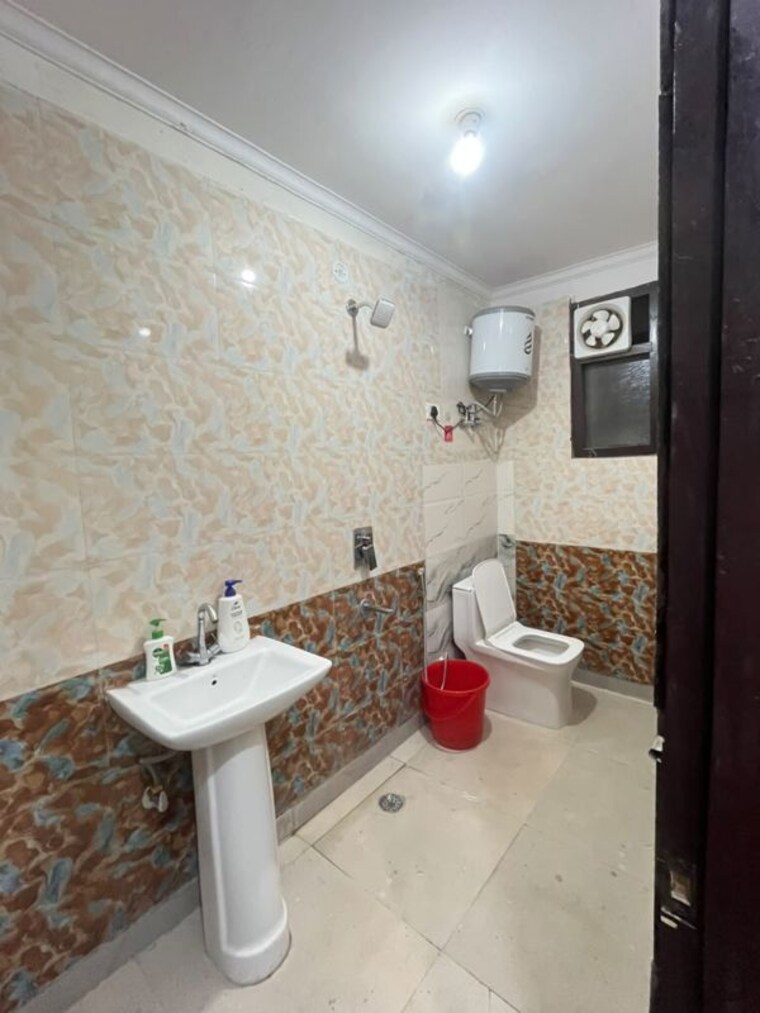 Bathroom, chattarpur 2 Bedroom 859 Sq.Ft. Builder Floor In Chattarpur Delhi 10705446