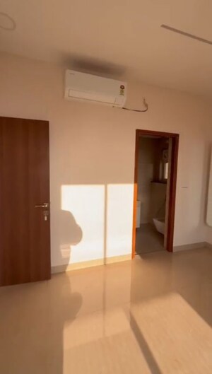 Room in 2 BHK Apartment at Aurobindo Kohinoor, Serilingampally – for Rent
