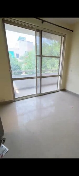 Room in 3 BHK Apartment at Nirvana Country – for Rent