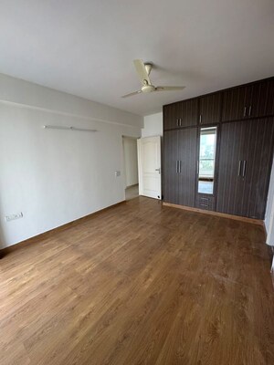 Room in 3 BHK Builder Floor at Smart World Orchard, Sector 61 – for Rent