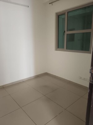 Room in 2.5 BHK Apartment at Gulshan Bellina, Sector 16 Greater Noida – for Rent