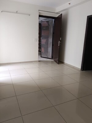 Room in 2.5 BHK Apartment at Gulshan Bellina, Sector 16 Greater Noida – for Rent