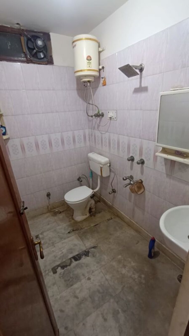 Bathroom, malviya nagar 1 Bedroom 600 Sq.Ft. Builder Floor In Malviya Nagar Delhi 10705757