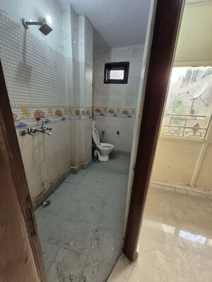 Attached Bathroom in 2.5 BHK Builder Floor at Mayur Vihar – for Rent