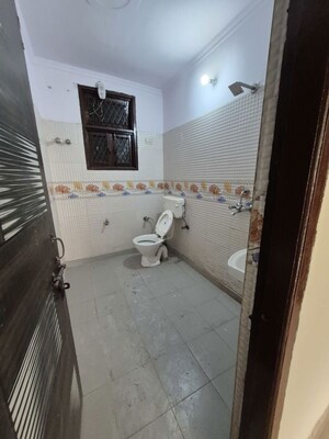 Attached Bathroom in 2.5 BHK Builder Floor at Mayur Vihar – for Rent