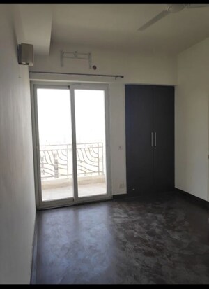 Room in 2.5 BHK Apartment at Mahagun Moderne, Sector 78 – for Rent