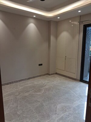 Room in 4 BHK Apartment at Green Park Extension – for Rent