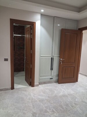 Room in 4 BHK Apartment at Green Park Extension – for Rent