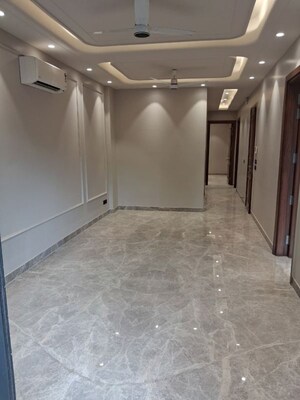 Room in 4 BHK Apartment at Green Park Extension – for Rent