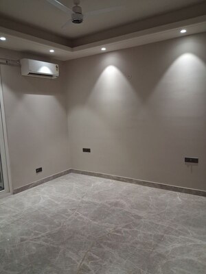 Room in 4 BHK Apartment at Green Park Extension – for Rent