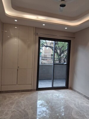 Room in 4 BHK Apartment at Green Park Extension – for Rent