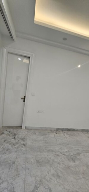 Room in 4 BHK Builder Floor at Sector 43 – for Rent