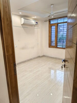 Room in 4 BHK Builder Floor at Sector 38 – for Rent