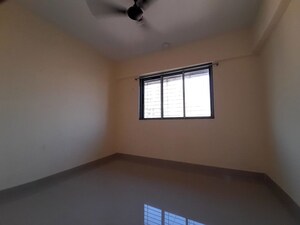 Room in 1 BHK Apartment at Goregaon East – for Rent