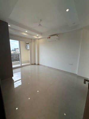 Room in 3 BHK Apartment at BPTP Amstoria, Sector 102 – for Sale