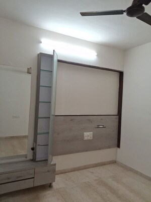 Room in 2 BHK Apartment at Andheri West – for Rent