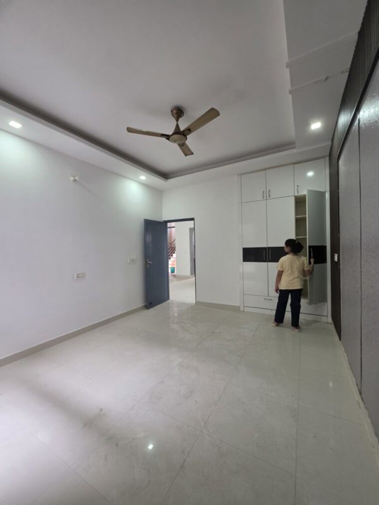 Room, gazipur 3 Bedroom 110 Sq.Yd. Apartment In Gazipur Zirakpur 10706324
