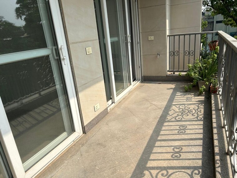 Balcony, greater kailash i 3 Bedroom 200 Sq.Yd. Builder Floor In Greater Kailash I Delhi 10706485