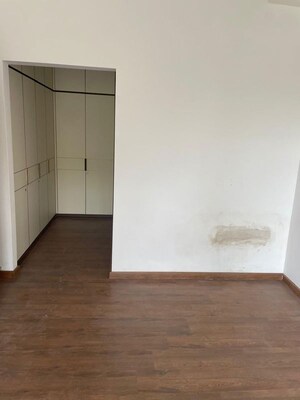 Room in 4 BHK Builder Floor at Dlf Phase I – for Rent