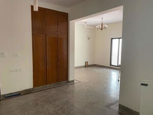 Room in 6 BHK Builder Floor at RBC II, Sushant Lok I – for Rent