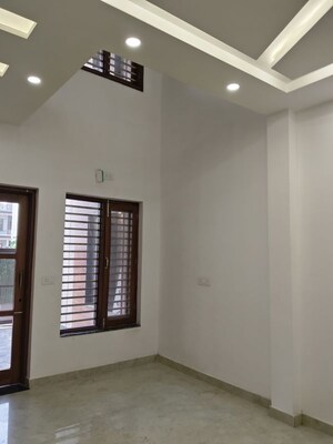 Room in 4 BHK Independent House at New Mandi – for Sale