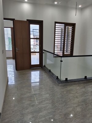 Room in 4 BHK Independent House at New Mandi – for Sale