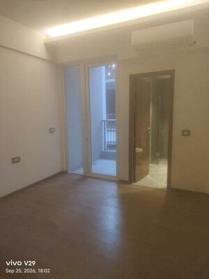 Room in 4 BHK Apartment at DLF Independent Floors, Dlf City Phase 3 – for Rent
