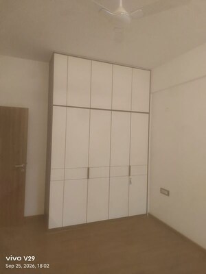 Room in 4 BHK Apartment at DLF Independent Floors, Dlf City Phase 3 – for Rent