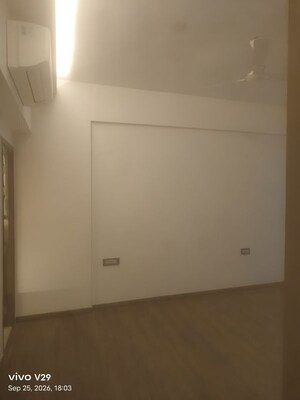 Room in 4 BHK Apartment at DLF Independent Floors, Dlf City Phase 3 – for Rent