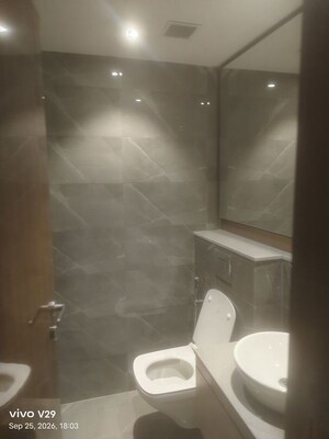Bathroom in 3.5 BHK Apartment at DLF Independent Floors, Dlf City Phase 3 – for Rent