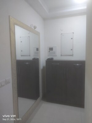 Room in 3 BHK Apartment at Central Park Resorts, Sector 48 – for Rent