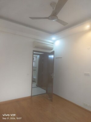 Room in 3 BHK Apartment at Central Park Resorts, Sector 48 – for Rent