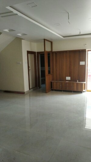 Room in 3 BHK Apartment at Venkat Enclave Hitech City, Hi Tech City – for Sale