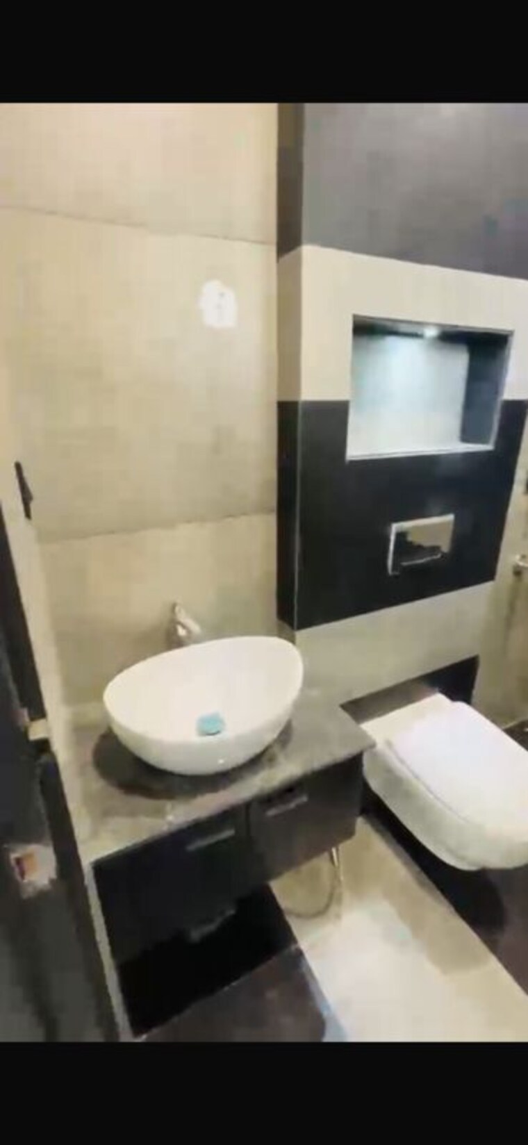 Bathroom, bptp-district-faridabad 3 Bedroom 180 Sq.Yd. Builder Floor In Sector 81 Faridabad 10706890