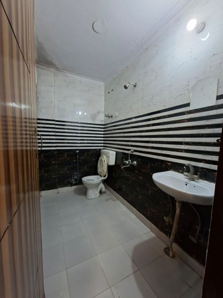 Bathroom, freedom fighters enclave 1 Bedroom 450 Sq.Ft. Apartment In Freedom Fighters Enclave Delhi 10706923