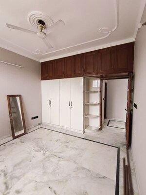 Room in 1.5 BHK Builder Floor at Sector 10a – for Rent