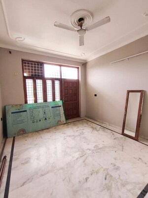 Room in 1.5 BHK Builder Floor at Sector 10a – for Rent