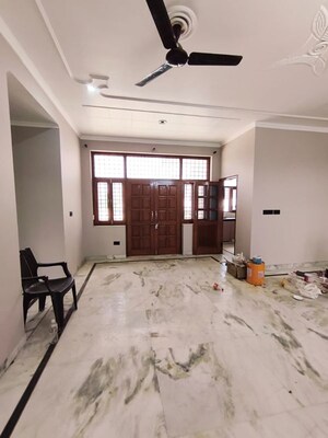 Room in 1.5 BHK Builder Floor at Sector 10a – for Rent