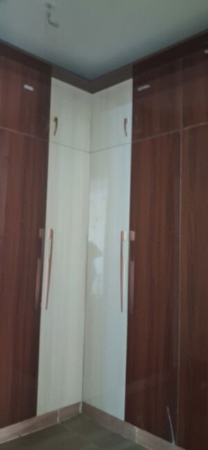 Furnished Amenities in 4 BHK Apartment at Sector 107 – for Rent