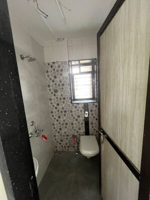 Bathroom in Studio Apartment at Warden Court, Tardeo – for Rent
